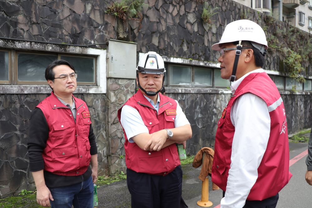 汐止伯爵街路面塌陷封路 新北全力搶修復建 4 《圖說》工務局長馮兆麟(左二)、工務局總工程司楊至中(左一)與汐止區長林慶豐討論交換意見。〈工務局提供〉