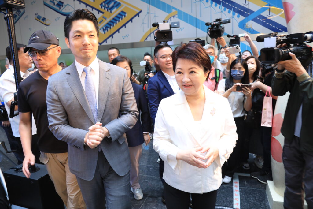 蔣萬安見證中捷藍線簽約 盧秀燕:「姐弟同心」讓中捷七線齊發 3 左 台北市長蔣萬安 右 台中市長盧秀燕
