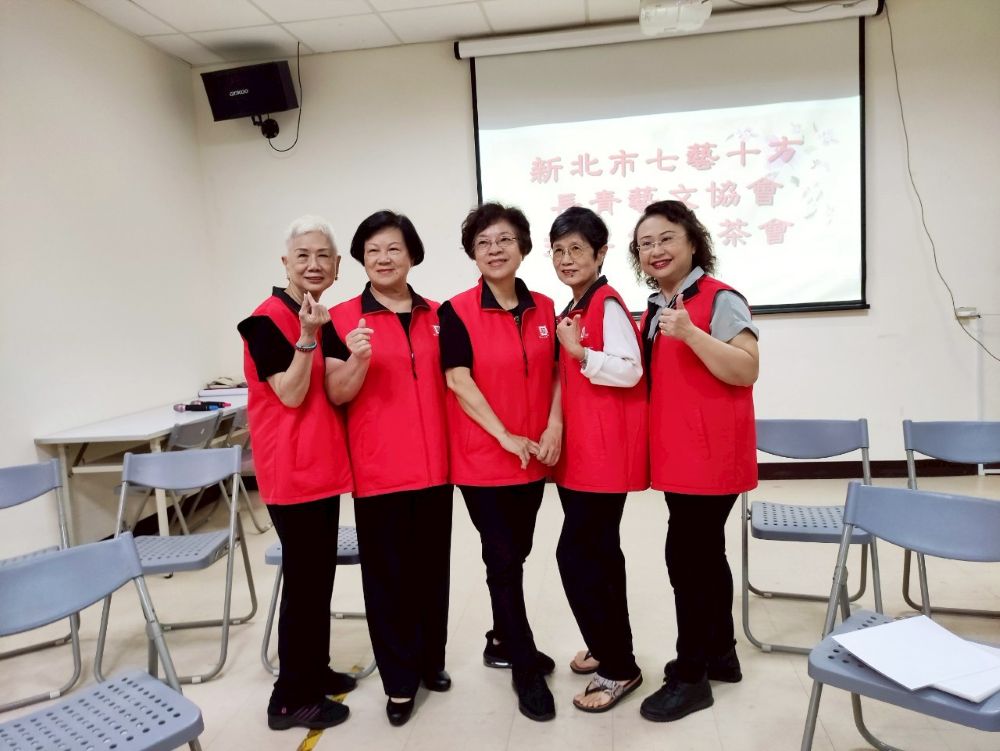 有家了真好! 新北市七藝十方長青藝文協會揭牌 3 《圖說》會員合影。〈七藝十方 提供〉
