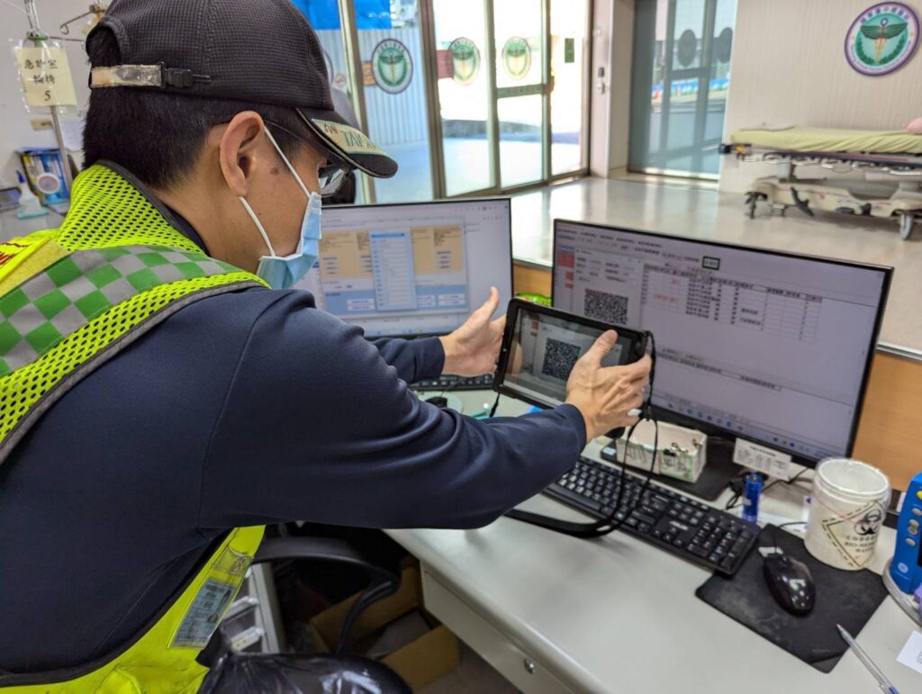 消防救護及醫院數據整合 中市消防局打造數位救護新模式 2 急救責任醫院產出患者相關資訊qr code供消防局救護技術員掃描 提升緊急救護執行效率