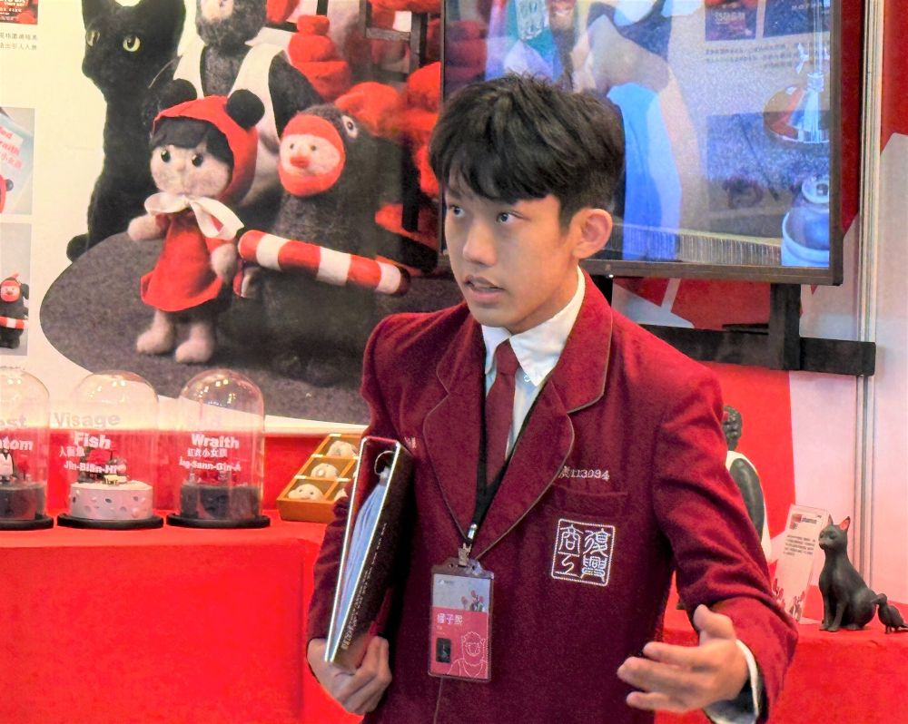 6大方案助攻優質科大 新北技職繁星錄取率超越全國 4 《圖說》復興商工權子熙同學在解說展覽作品。〈教育局提供〉