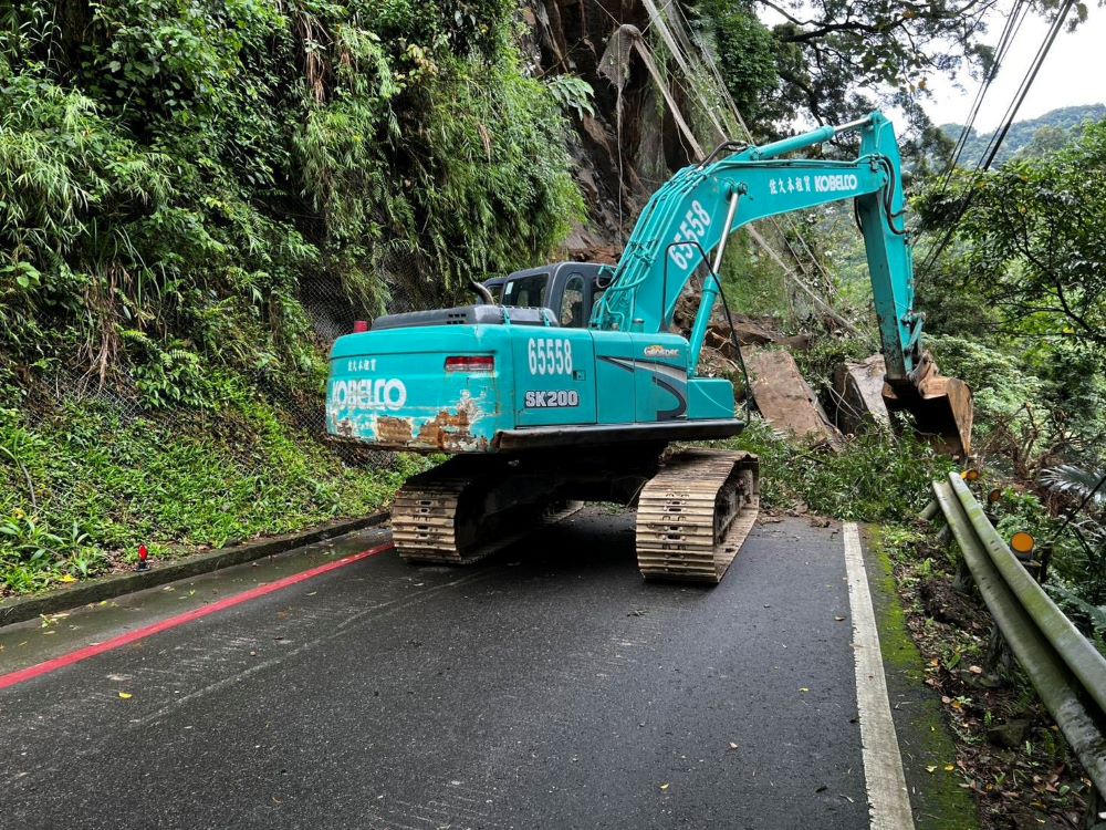 火速搶修 三峽北111線道路土石崩落恢復雙向通車 1 《圖說》三峽區北111線道2.5至3公里處發生大量土石崩落,養工處第一時間獲報立即派員前往搶修。〈工務局提供〉