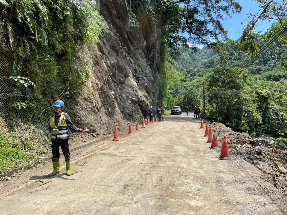 火速搶修 三峽北111線道路土石崩落恢復雙向通車 3 《圖說》三峽區北111線道2.5至3公里處土石崩塌處已於今天中午完成搶修,恢復雙向通車。〈工務局提供〉