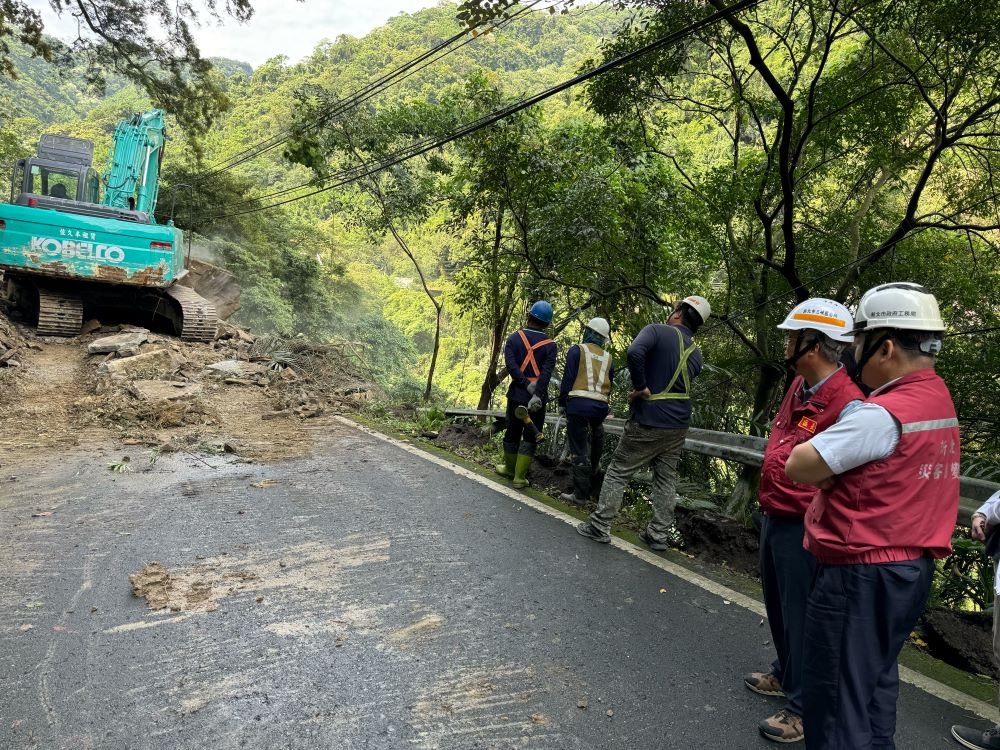 火速搶修 三峽北111線道路土石崩落恢復雙向通車 2 《圖說》新北市政府工務局長馮兆麟一早趕赴現場勘查,進行搶修。〈工務局提供〉