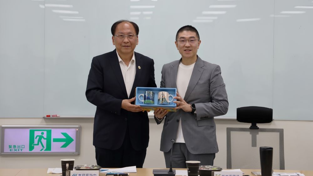 汲取開發經驗 體驗中運量環狀線 基隆市參訪新北 1 《圖說》新北捷運局長李政安與基隆市長謝國樑互贈紀念品。〈捷運局提供〉