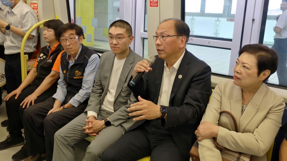 汲取開發經驗 體驗中運量環狀線 基隆市參訪新北 4 《圖說》基隆市長謝國樑與議員搭乘中運量新北環狀線。〈捷運局提供〉