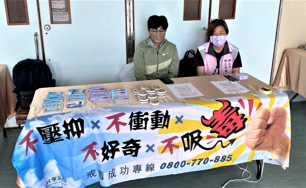 校園毒品宣戰 新北3對3籃球賽宣導反毒 3 《圖說》跨局處合作,結合少年隊及衛生局進行反毒反詐宣導。〈教育局提供〉