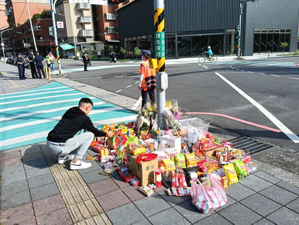全力協助師生與家屬 三峽重大事故新北跨局處應變 1 《圖說》親師生及社區於交通事故路口哀悼致意。〈教育局提供〉