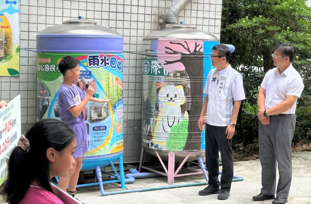 全台首批淨零盤查人才認證師資 新北校園碳盤智囊團啟動 3 《圖說》鄧公國小雨水回收污水納管雨水澆灌系統介紹。〈教育局提供〉