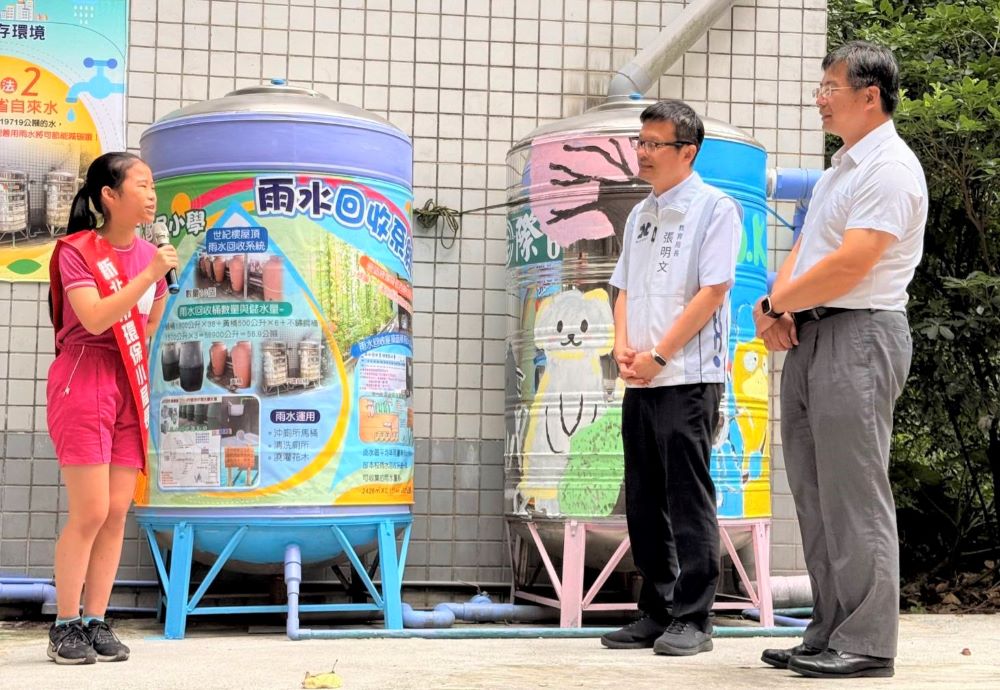 全台首批淨零盤查人才認證師資 新北校園碳盤智囊團啟動 2 《圖說》鄧公國小學生介紹污水納管對於溫室氣體盤查的影響。〈教育局提供〉