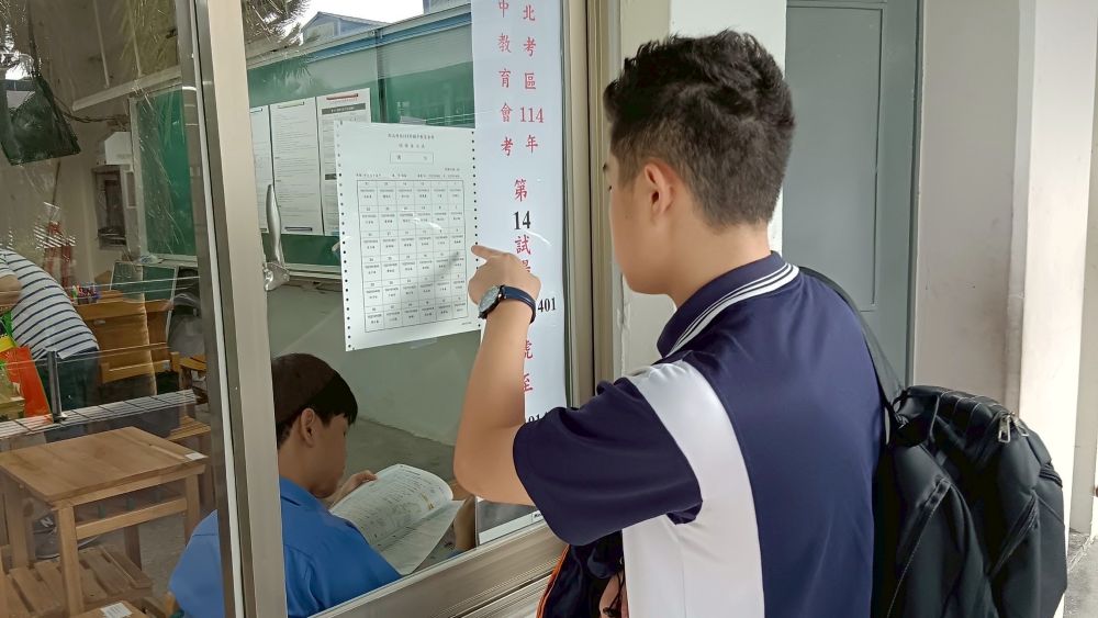 國中教育會考今日登場 新北考區到考率98.53% 1 《圖說》考場學生查看試場。〈教育局提供〉