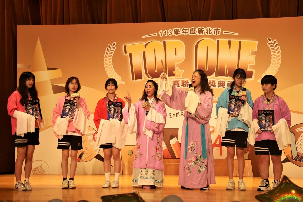 助攻全國競賽及升學 新北頒技職TOP ONE四大競賽獎 2 《圖說》鶯歌工商學生將台灣傳統戲劇「歌仔戲」透過漫畫表現形式進行推廣。〈教育局提供〉