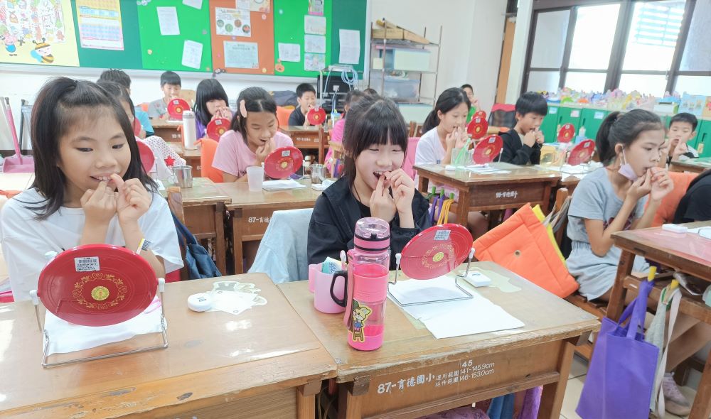 一口好牙齲齒率六年降16% 新北潔牙五校奪金銀優等獎 4 《圖說》健康課程指導學生進行牙線操作。〈教育局提供〉