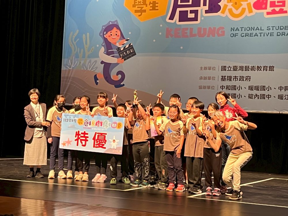 獎牌24座 新北全國學生創意戲劇賽震撼全場 2 《圖說》瑞亭國小以《三叔公瑞亭講古》奪下現代偶戲組特優。〈教育局提供〉