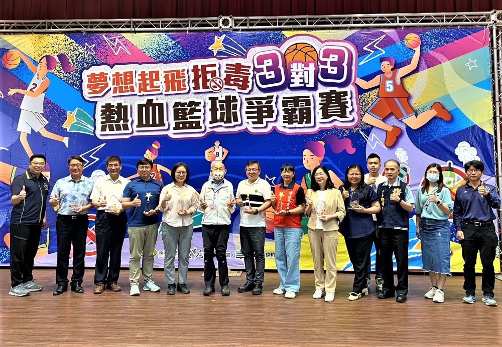校園毒品宣戰 新北3對3籃球賽宣導反毒 2 《圖說》113年度推動防制學生藥物濫用績優學校合影。〈教育局提供〉