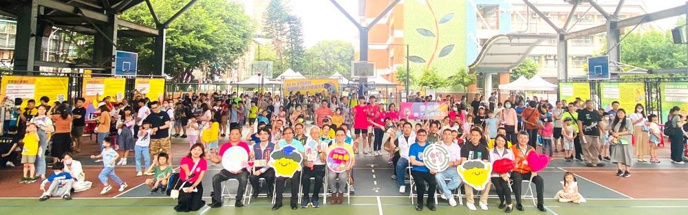 快樂跨域 FUN 學習 「愛因思町」親子嘉年華開心玩 3 《圖說》250組參與親子合影。〈教育局提供〉