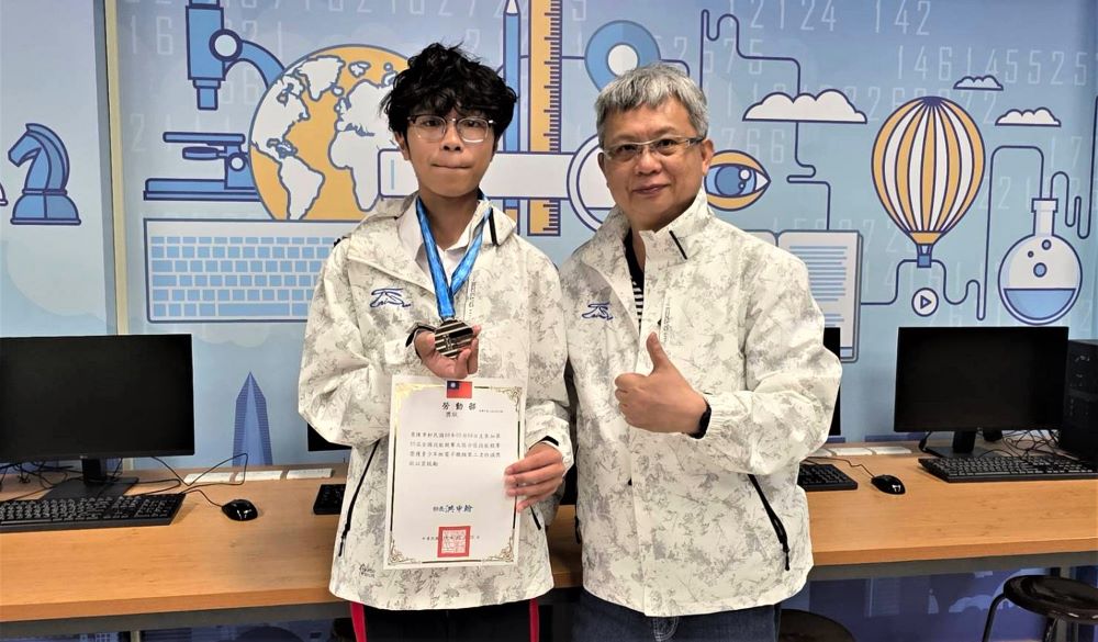 會考後的抉擇 新北Open School Days開啟探索未來可能 1 《圖說》泰山高中電子科一年陳聿軒(左)鼓勵學弟妹一定要親自走訪學校,才能找到真正適合自己的升學選擇與未來職涯發展方向。〈教育局提供〉