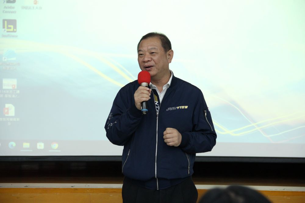 新莊警志工訓練 廖訓誠頒服務20年獎狀 2 《圖說》市警局長廖訓誠感謝警察志工長期協助各派出所完成警察工作。〈新莊分局提供〉