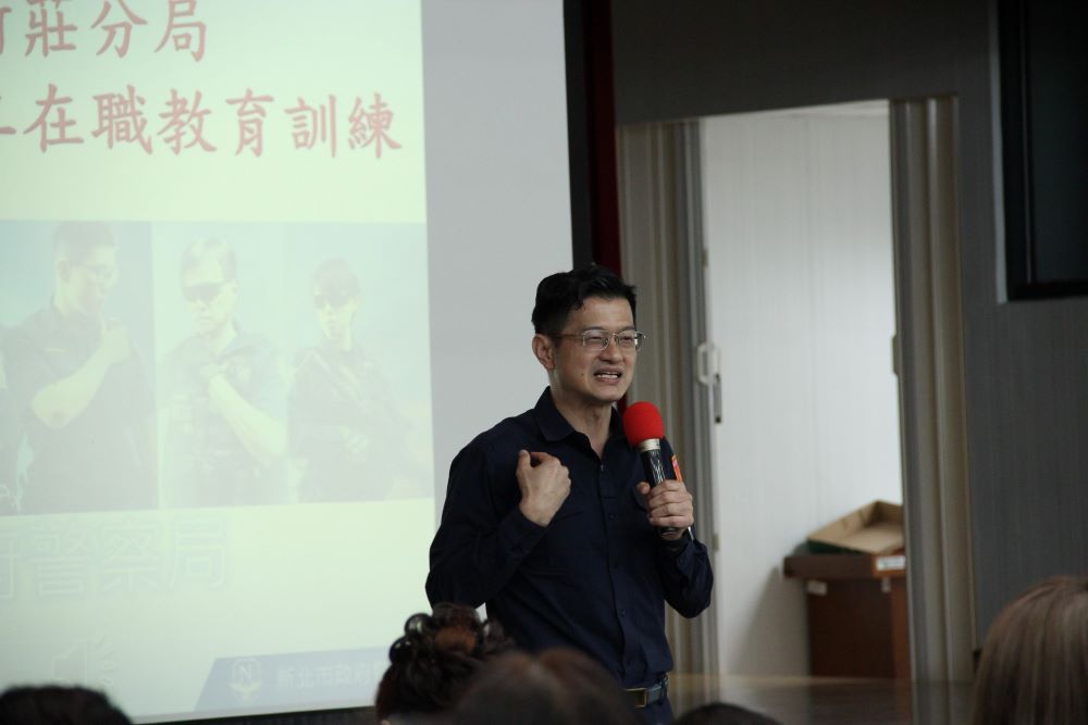 新莊警志工訓練 廖訓誠頒服務20年獎狀 3 《圖說》新莊分局長陳保緒肯定優良志工的付出。〈新莊分局提供〉