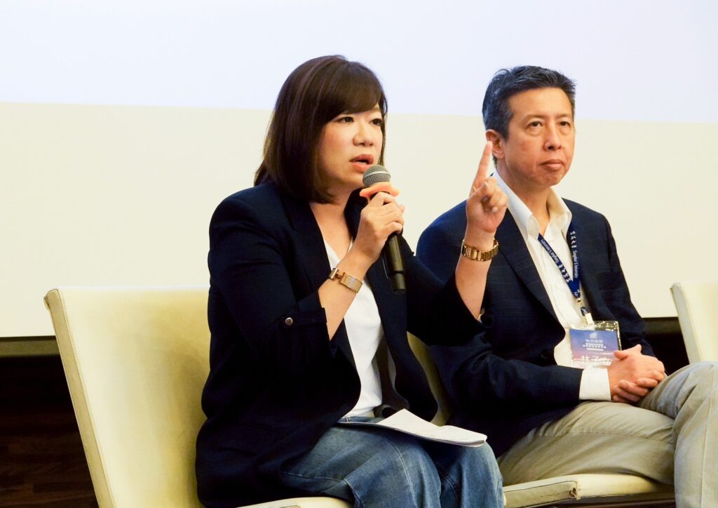 培養青年理性思辨能力 東海大學「媒體素養營」登場 2 新聞局長欒治誼與青年交流 台灣媒體生態與假新聞現象