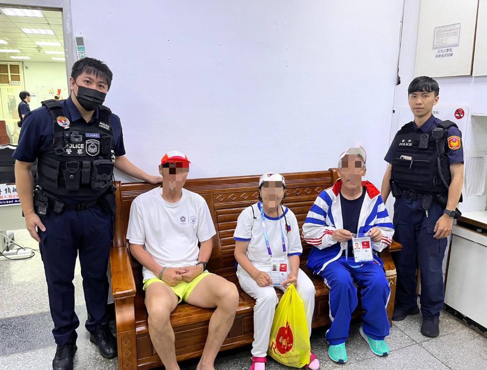外籍6旬女選手逛夜市走失 板橋警地毯式搜尋迅速找回 1 《圖說》走失的外籍選手與其他選手會合後,平安返回飯店休息。〈板橋分局提供〉
