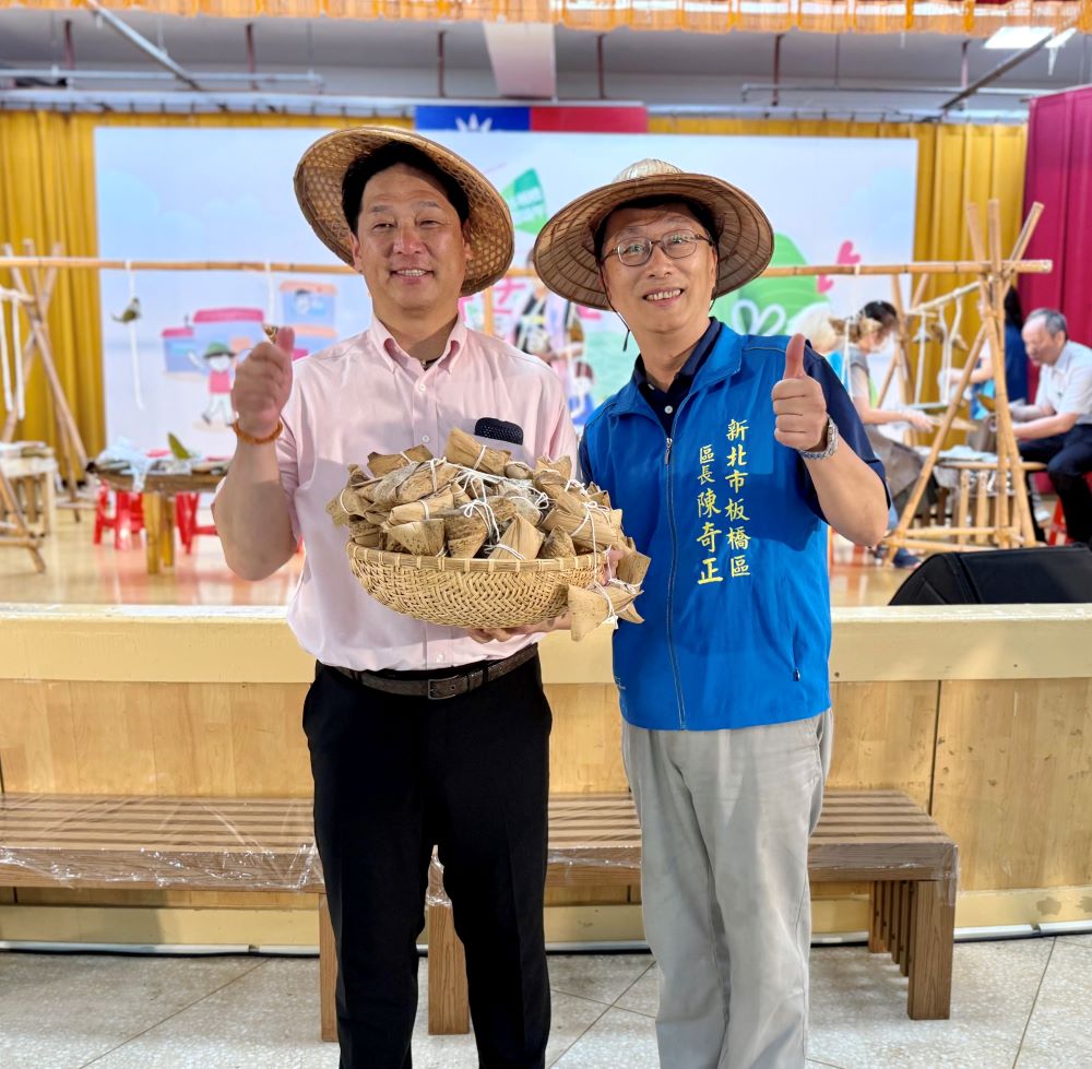益起包粽送愛心 板橋慶端午代代傳承人情味 2 《圖說》和歌山井上直樹議員(左)首次體驗包粽,感受台灣溫暖的人情味,右為陳奇正區長。〈板橋區公所提供〉