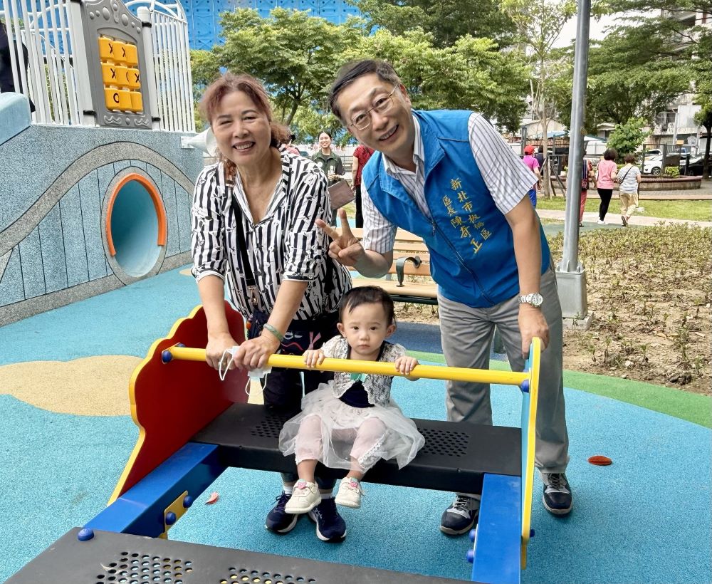 好玩有趣超吸睛 板橋望月公園全新兒童遊戲場啟用 2 《圖說》板橋區陳奇正區長歡迎民眾攜家帶眷前來體驗。〈板橋區公所提供〉