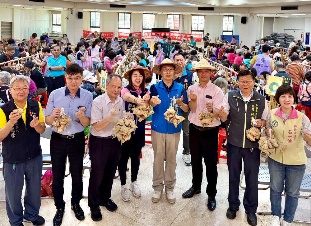 益起包粽送愛心 板橋慶端午代代傳承人情味 3 《圖說》超過300位里長、志工參與包粽,場面熱鬧。〈板橋區公所提供〉