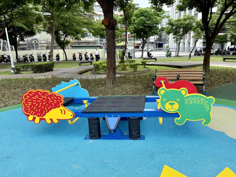 好玩有趣超吸睛 板橋望月公園全新兒童遊戲場啟用 3 《圖說》四人座共融翹翹板,造型可愛。〈板橋區公所提供〉
