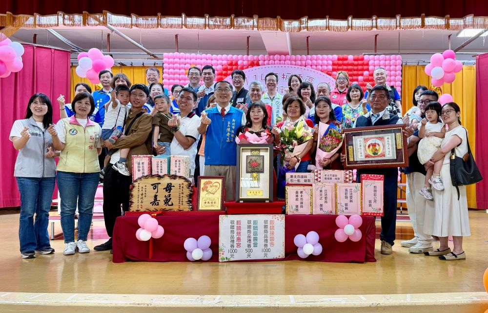 燦爛溫馨美滿 板橋表揚44位模範母親 8 《圖說》新北市板橋區退伍憲兵協會推薦模範母親林素杏媽媽接受表揚。〈板橋區公所提供〉