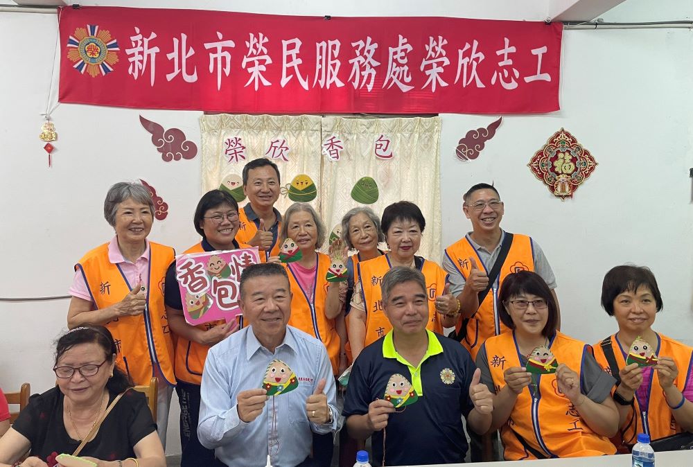 關懷單身退舍榮民長輩 新北榮服處熱騰騰粽子送暖 3 《圖說》林振生與侯榮芳親手縫製香包,祝福長輩端午安康。〈新北榮服處提供〉