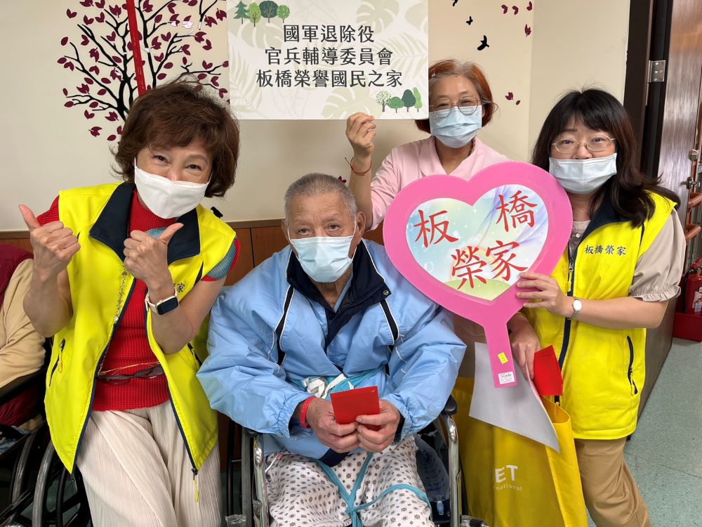 端午節前夕送暖 板橋榮家慰問住院榮民 1 《圖說》板橋榮家主任陳桂美於端午節前夕慰問蘇澳及員山分院住院榮民。〈板橋榮家提供〉