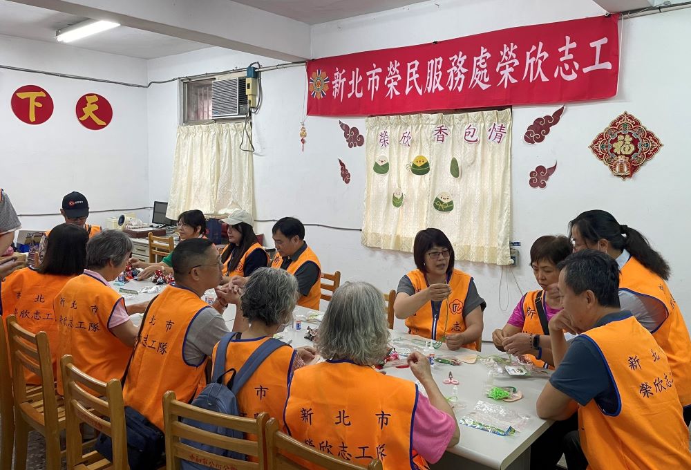 關懷單身退舍榮民長輩 新北榮服處熱騰騰粽子送暖 4 《圖說》榮欣志工今共同縫製香包,表達對榮民長輩的端午祝福。〈新北榮服處提供〉