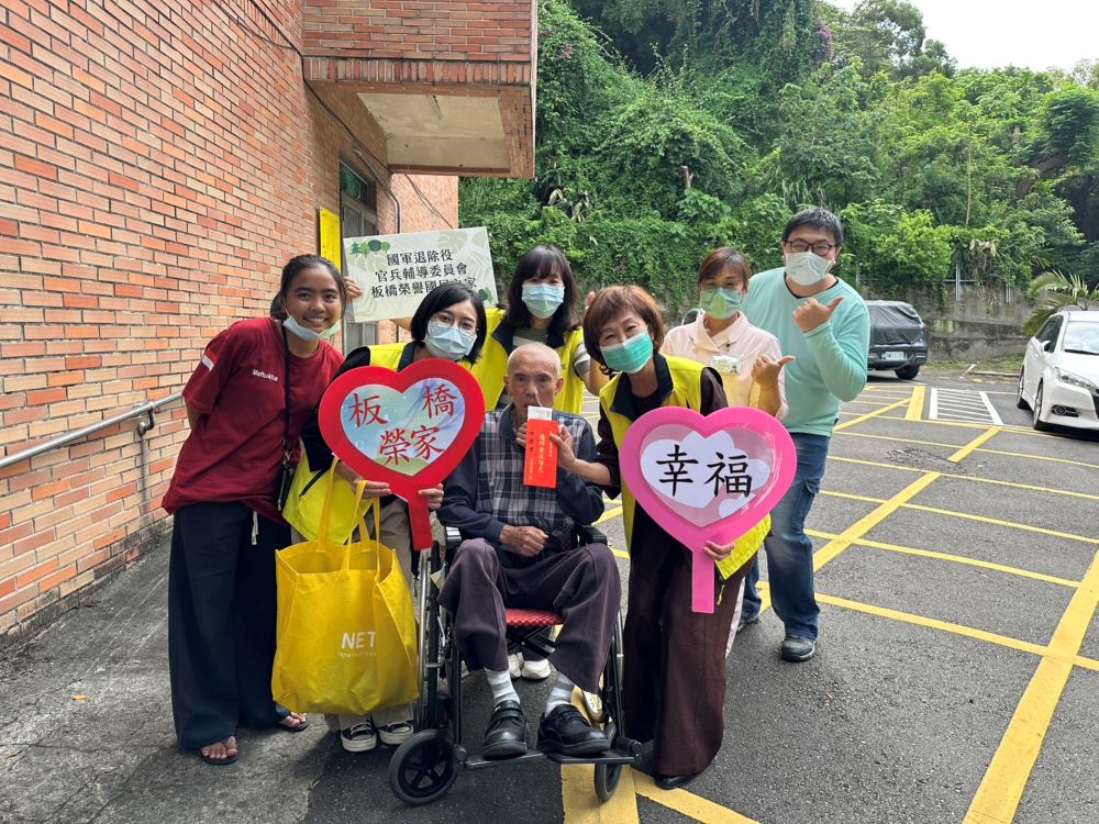 端節關懷住院長輩 陳桂美南北奔波慰問 1 《圖說》板橋榮家於端午節前夕關懷慰問住院住民,前排右一為板橋榮家主任陳桂美。〈板橋榮家提供〉
