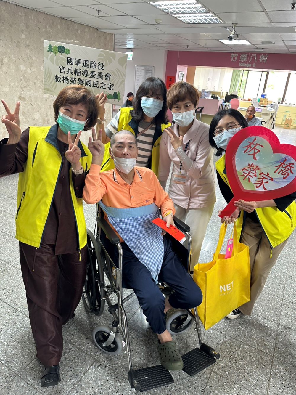 端節關懷住院長輩 陳桂美南北奔波慰問 2 《圖說》板橋榮家主任陳桂美於端午節前夕關懷慰問住院住民二。〈板橋榮家提供〉