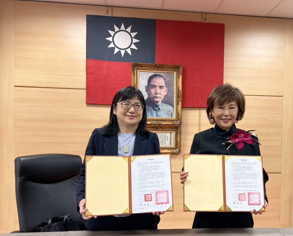 培育智慧長照與人才 板橋榮家致理科大簽合作意向書 1 《圖說》致理科大楊雅棠教務長(左1)代表學校與板橋榮家陳桂美主任(右1)簽署合作意向。〈板橋榮家提供〉