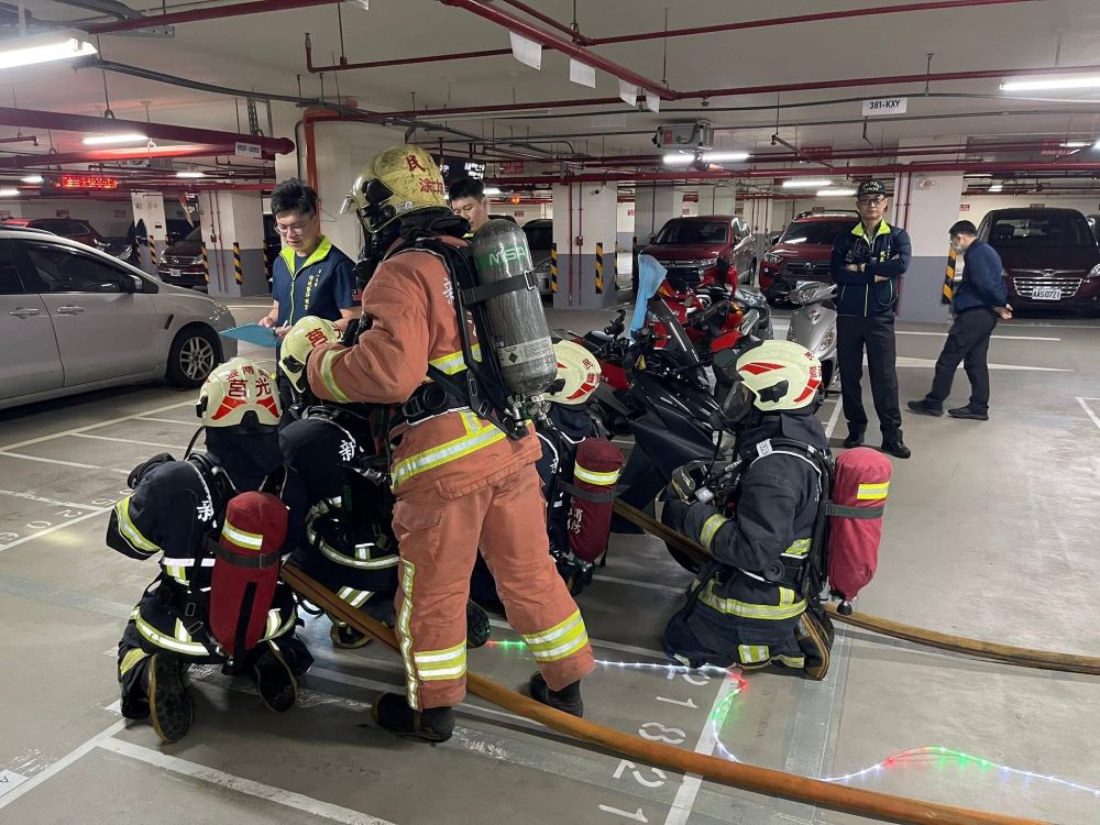 提升滅火與自我保護 新北消強化超深地下室火警應變能力 2 《圖說》新北消第一大隊「超深地下室火災情境演練」引進新型 LED照明繩索,有效降低迷失風險,提升操作效率與救援安全。〈第一大隊提供〉