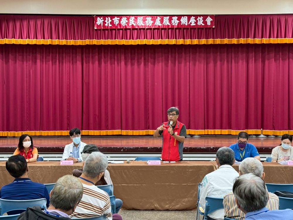 設助聽器、配鏡專區 新北榮服分區座談貼心溫馨 1 《圖說》李毓錫副處長(中)耐心傾聽退除役官兵建言並逐一解答釋疑。〈新北榮服處提供〉