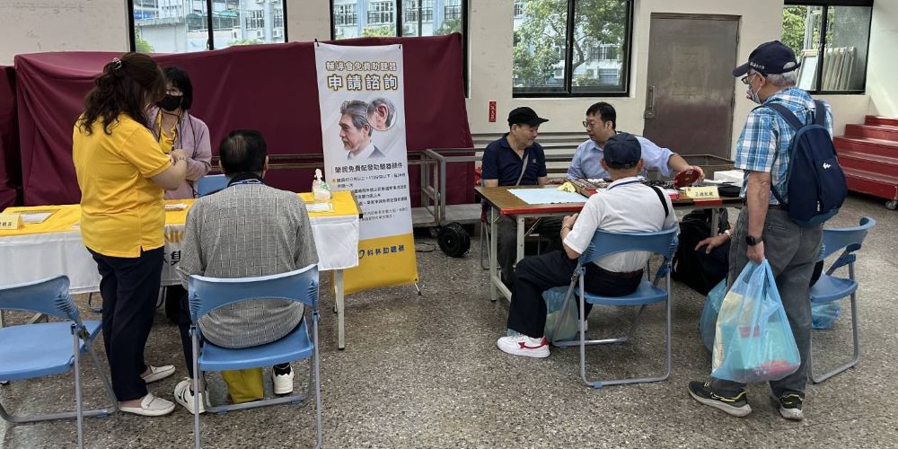 設助聽器、配鏡專區 新北榮服分區座談貼心溫馨 2 《圖說》會場設立助聽器、配鏡專區,提供退除役官兵諮詢及服務。〈新北榮服處提供〉