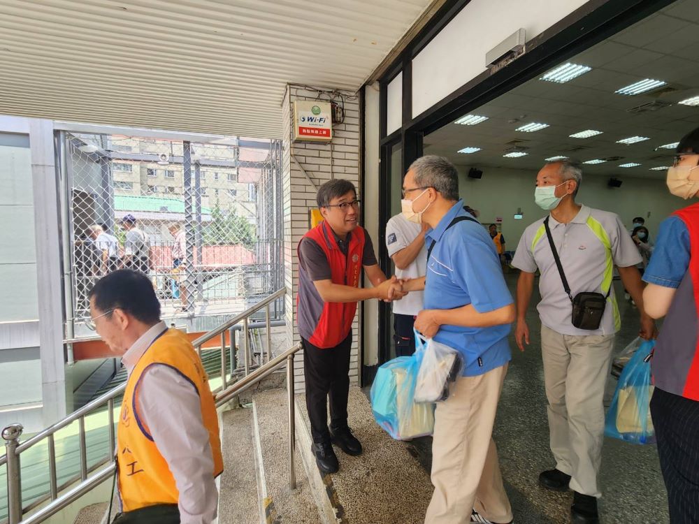 設助聽器、配鏡專區 新北榮服分區座談貼心溫馨 3 《圖說》李毓錫於會後親送退除役官兵離開,並提醒返程注意安全。〈新北榮服處提供〉