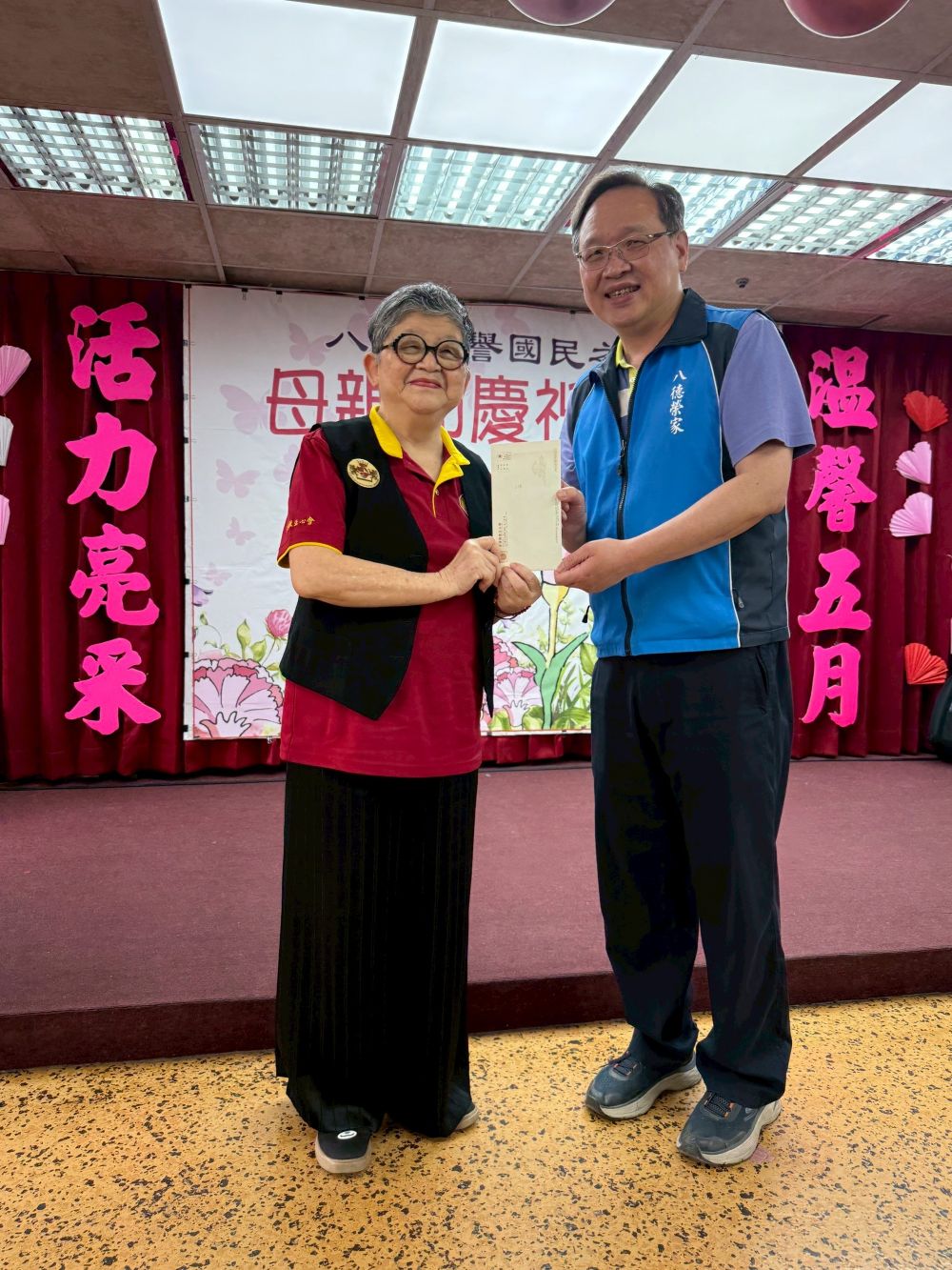 捐贈弱勢榮民眷慰問金 世界佛教正心會母親節前夕送暖 2 《圖說》陳和慧執行長將募集到的愛心善款捐贈弱勢榮民眷慰問金2萬元 ,由榮家家主任酆世俊代表接受。〈正心會提供〉
