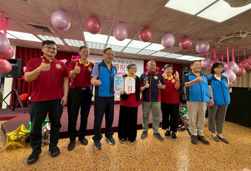 捐贈弱勢榮民眷慰問金 世界佛教正心會母親節前夕送暖 1 《圖說》世界佛教正心會於母親節前夕 至八德榮家捐贈弱勢榮民眷慰問金,左三榮家家主任酆世俊、佐四陳和慧執行長。〈正心會提供〉