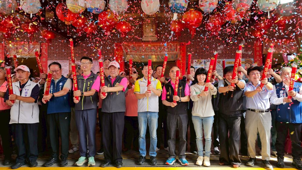 國際信眾實地體驗 金山慈護宮二媽回娘家熱鬧滾滾 3 《圖說》民政局長、慈護宮董事長及貴賓共同轉動彩花桶。〈民政局提供〉