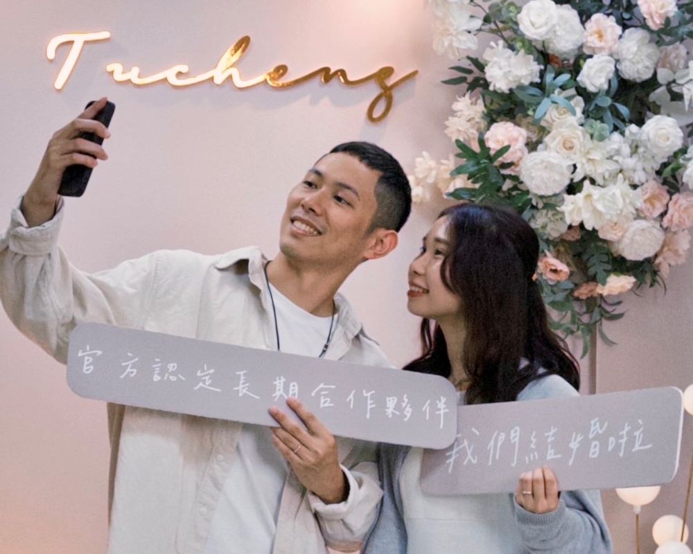 520「我愛你」 新北登記幸福不塞車 1 《圖說》為讓新人在結婚登記時留下更具儀式感的回憶,各戶所也全面更新結婚背板,融入浪漫元素與地方特色,每對新人都能拍出獨一無二的幸福瞬間。〈民政局提供〉