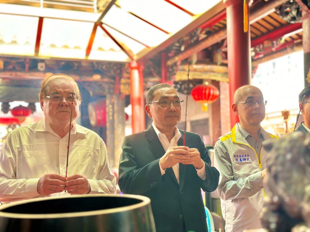 為神農大帝暖壽 侯:盼三峽車禍亡者安息、傷者早日康復 1 《圖說》侯友宜市長提前於今日前往三重先嗇宮為神農大帝暖壽參拜祈福,祈求庇佑新北風調雨順、市民安居樂業。〈民政局提供〉