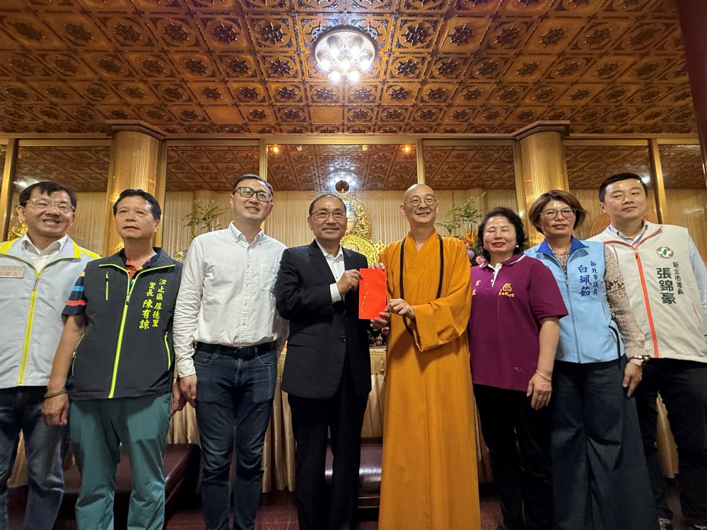 祈福市民安康 侯友宜佛誕日參拜聖覺寺、廣修禪寺 2 《圖說》侯友宜市長致贈供養金予以廣修禪寺,左一為民政局長林耀長。〈民政局提供〉