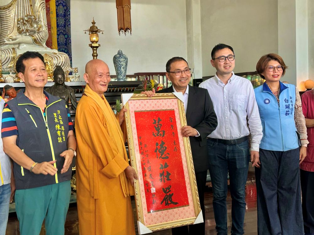 祈福市民安康 侯友宜佛誕日參拜聖覺寺、廣修禪寺 4 《圖說》侯友宜代表市民回贈「萬德莊嚴」中堂,以表達敬意與感謝之情。〈民政局提供〉