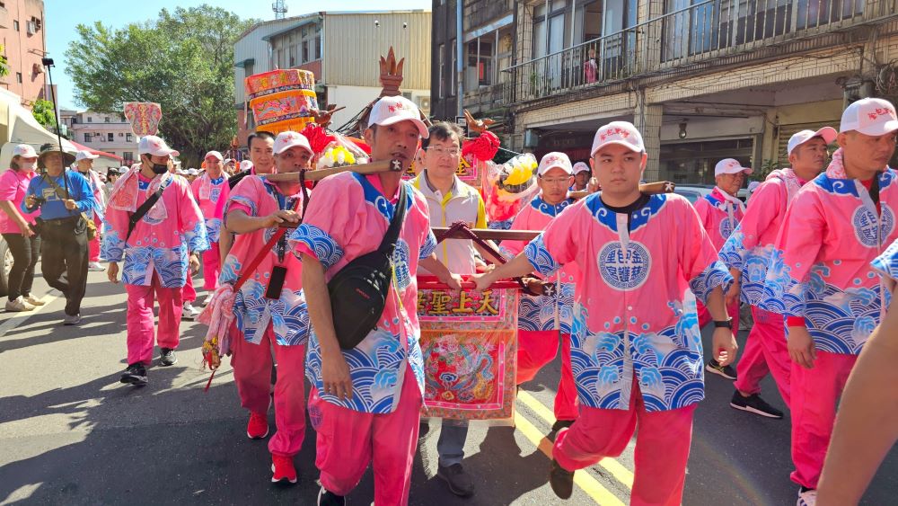 國際信眾實地體驗 金山慈護宮二媽回娘家熱鬧滾滾 1 《圖說》新北市民政局長林耀長(中)參加金包里慈護宮舉行的北海岸傳奇媽祖文化祭。〈民政局提供〉