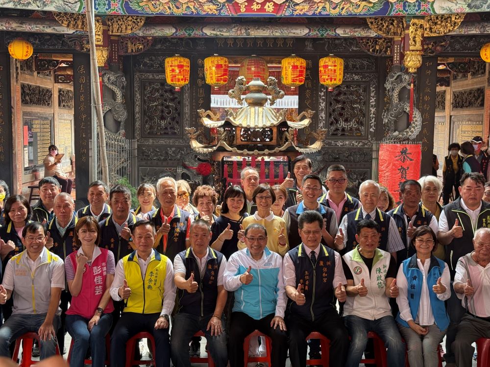 侯友宜蘆洲參拜 祈求市政順利百姓安康 3 《圖說》侯友宜市長與保和宮廟方人員一同合影留念。〈民政局提供〉