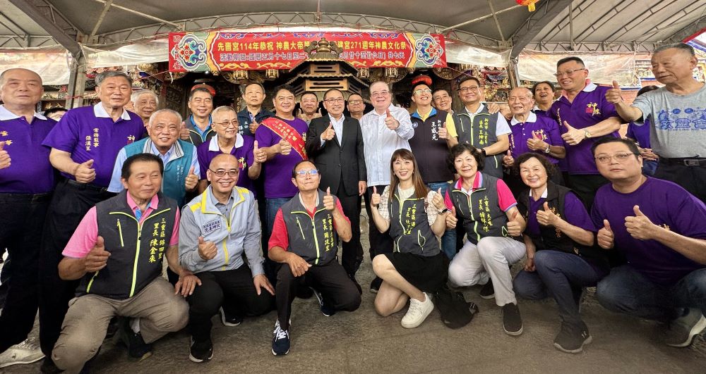 為神農大帝暖壽 侯:盼三峽車禍亡者安息、傷者早日康復 3 《圖說》侯友宜與先嗇宮董事長李乾龍(右8)、爐主吳政權(右10)、市議員王威元(右7)、先嗇宮全體董監事及三重里長們合影。〈民政局提供〉